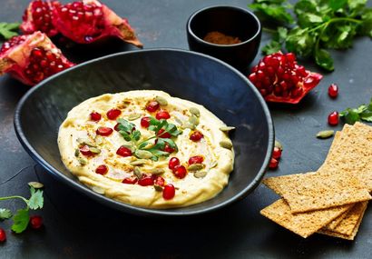 walentynkowy-hummus-z-granatem